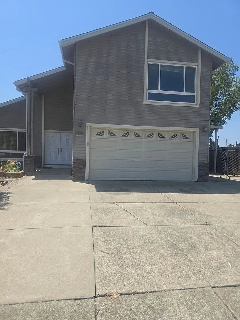 900 Bluejay Dr photo 1