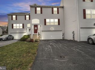 1014 Wooded Pond Dr, Harrisburg, PA 17111