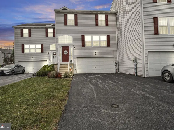 1014 Wooded Pond Dr, Harrisburg, PA 17111
