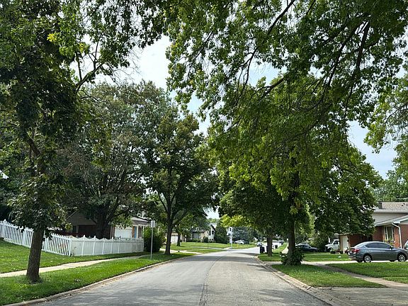 4th image of 836 Rose Ln