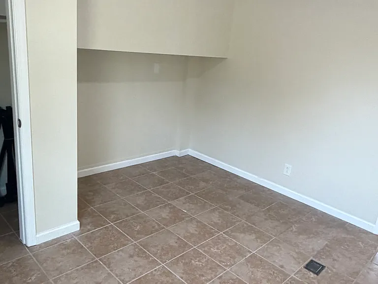 551 N Lee Ave — Photo 9