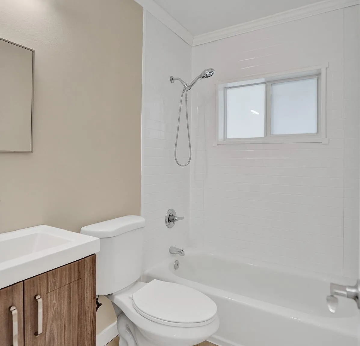 2BR/2BA Duplex w/ Fenced Yard| Water & Trash Included | Pets OK | Fort Lauderdale — Photo 4