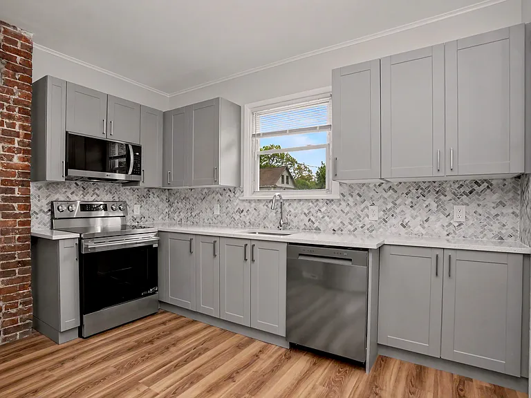 156 Hawthorne Ave — Photo 11