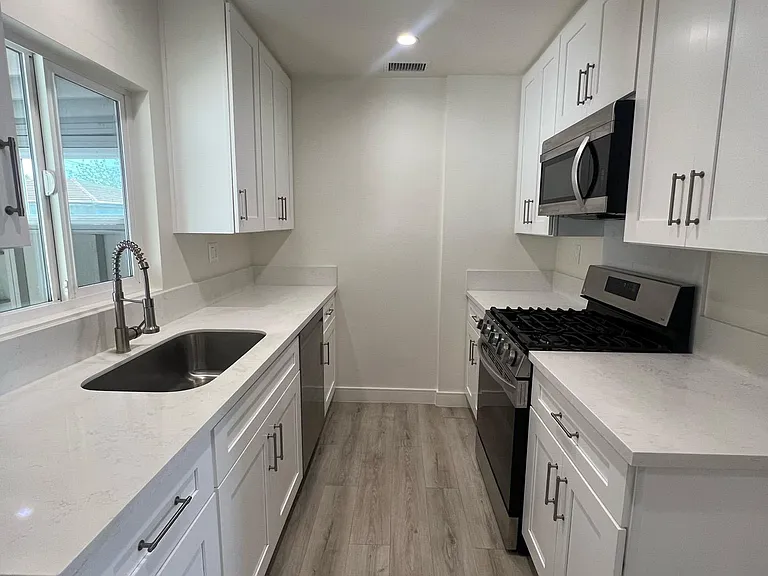 546 N Barbara Ave — Photo 9