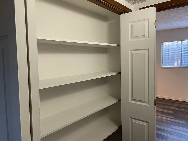 Huge Nob Hill 1 Bedroom w/ Garage, Storage, Ref. Air, & Updates — Photo 9