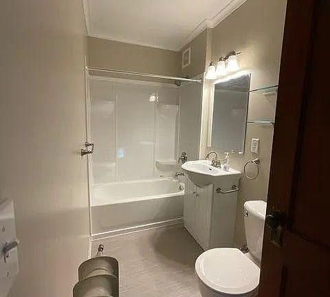 3rd image of 804 Snelling Ave N #1