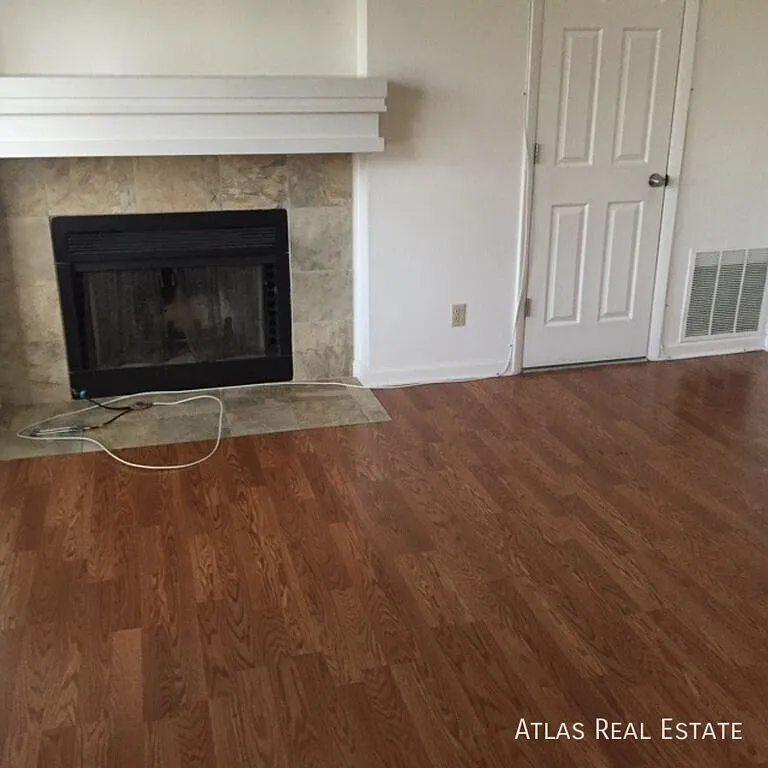 Now Available! 2 Bed, 1 Bath Condo With Attached Garage Near Buckley Air Force Base! — Photo 2