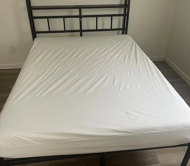 Full/double bed.