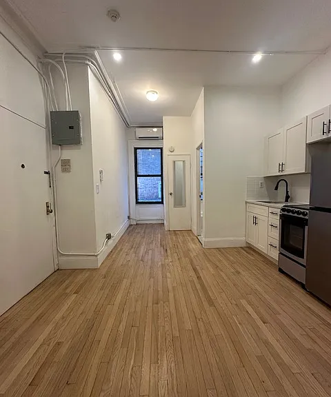 246 W 4th St #2R — Photo 6