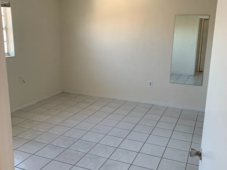 Jaclyn Apartments — Photo 29