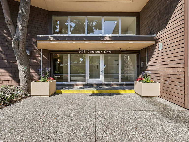 2490 Lancaster Dr — Photo 15