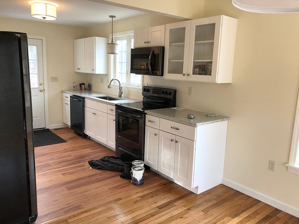 Kitchen Dishwasher, Oven, microwave and Refrigerator