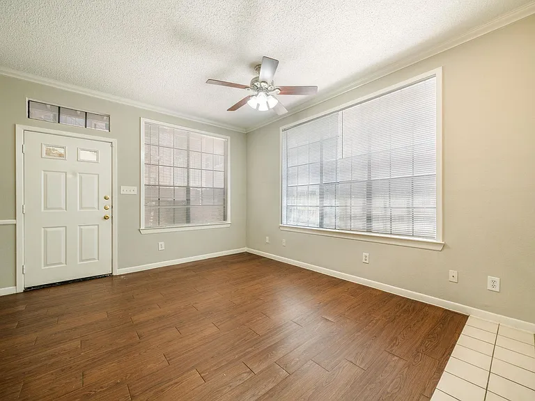 2300 Leon St #101 — Photo 14