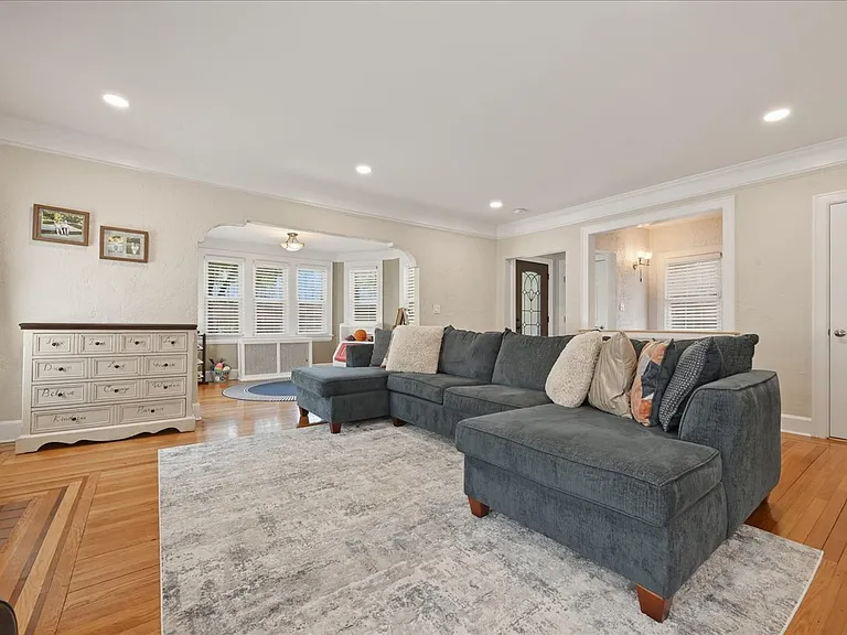 38-11 205th St #SINGLE-FAMIL — Photo 7