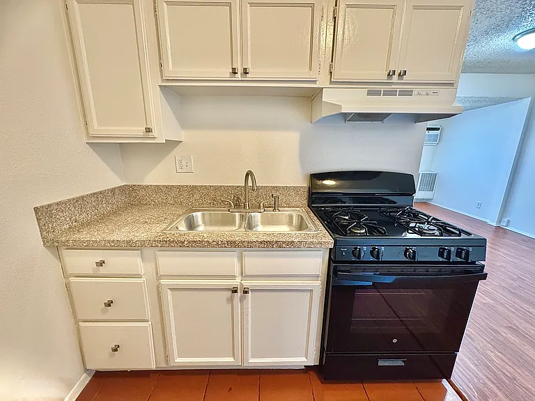 11957 Runnymede St #11957 — Photo 8