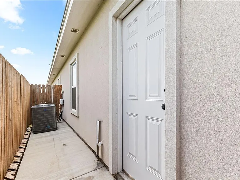 823 Abby St #3 — Photo 14