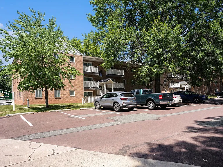Maple Court Apartments — Photo 25