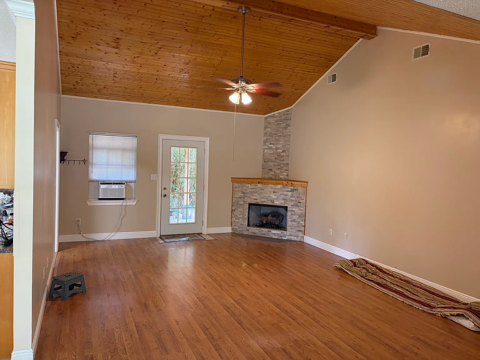 3 bed, 2086 sqft, $1,950 — Photo 2