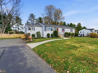 17 Woosamonsa Rd, Pennington, NJ 08534