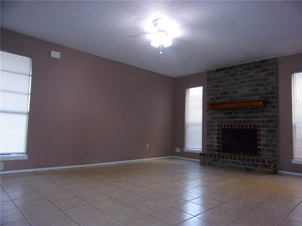 2 bed, 1.5 bath, 1417 sqft, $1,250 — Photo 4