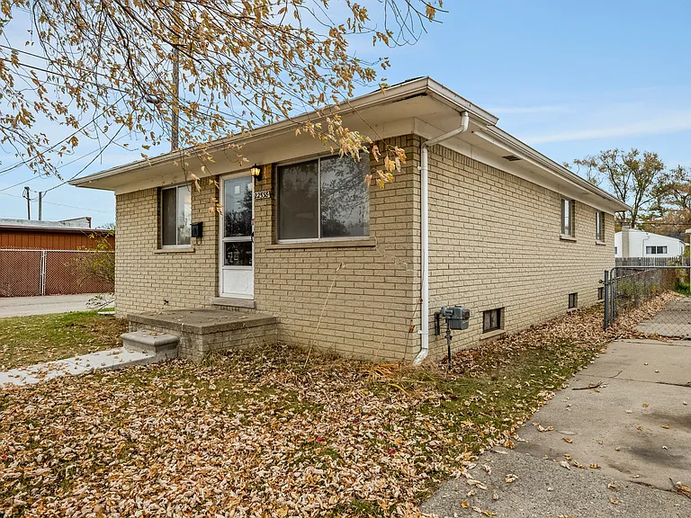 22538 Brittany Ave — Photo 4
