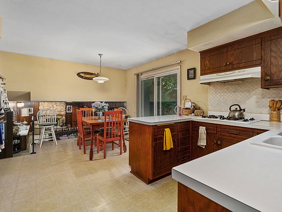 4th image of 18350 Carpenter St