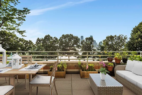 Sold by Compass | media 22