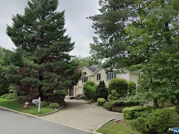 66 Adams Dr, Cresskill, NJ 07626