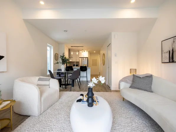 6328 King George Blvd #1, Surrey, BC V3X 0L4