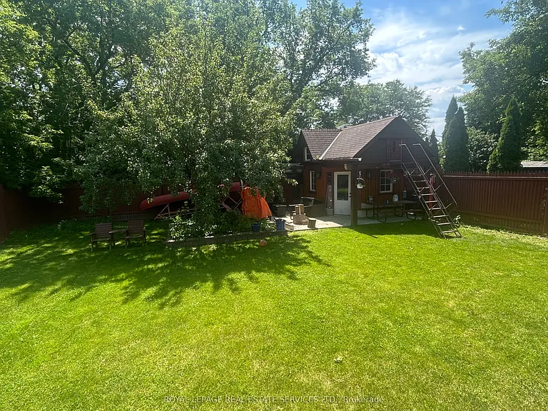 132 Elmwood Rd #MAIN FLOOR — Photo 17