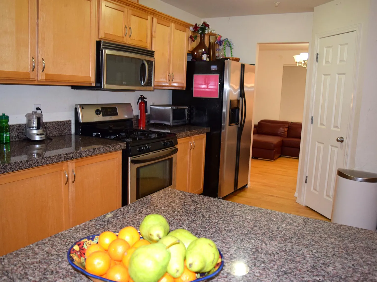 5 bed, 2570 sqft, $3,950 — Photo 2