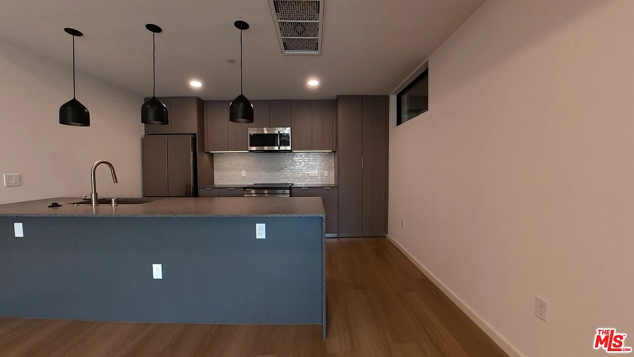 3 bed, 1744 sqft, $5,000 — Photo 2