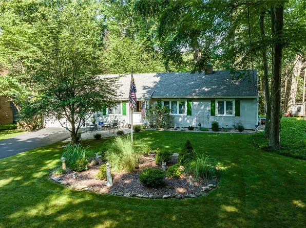 435 Oakridge Dr, Rochester, NY 14617