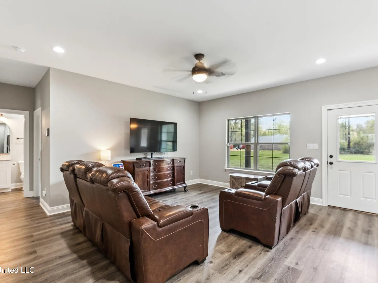 4 bed, 2.0 bath, 2882 sqft, $2,500 — Photo 3