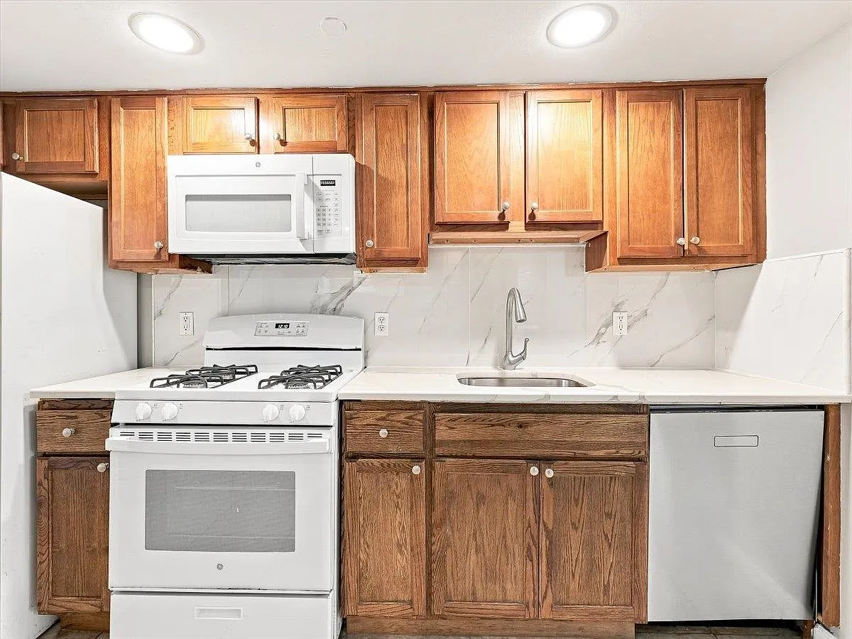 2 bed, 1.0 bath, $2,500 — Photo 2