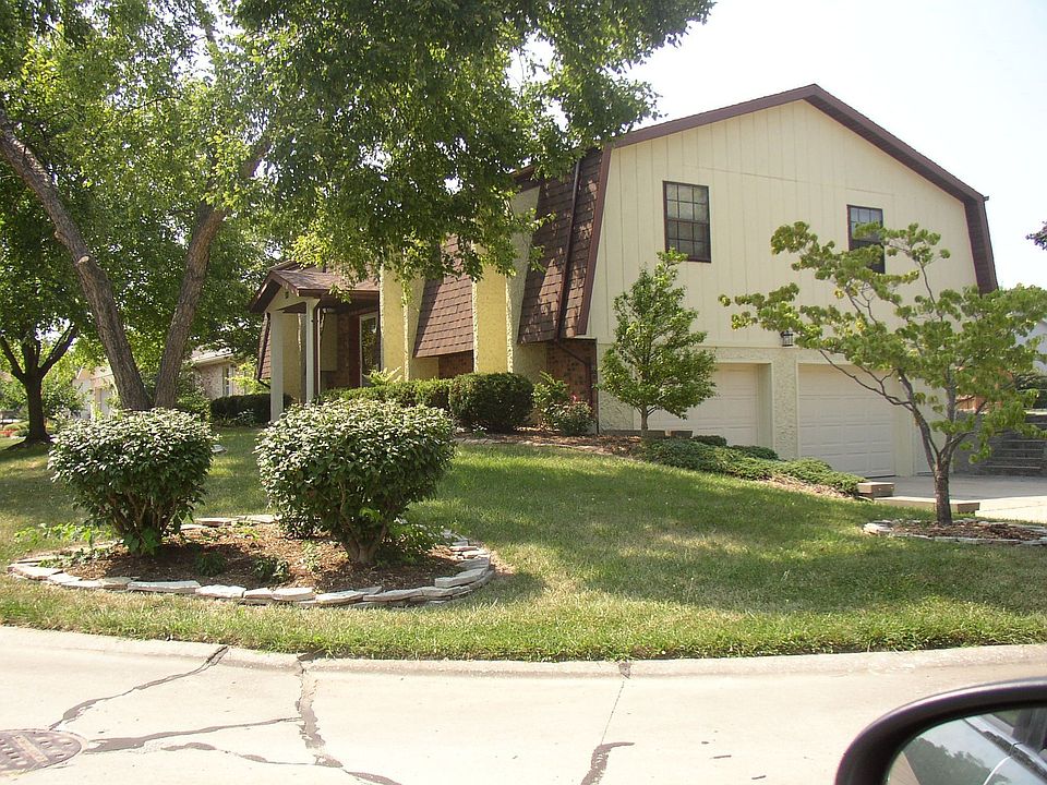 2nd image of 301 Arbor Dr