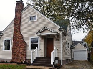 574 Barrett St, Elgin, IL 60120