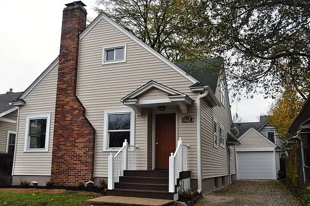 574 Barrett St photo 1