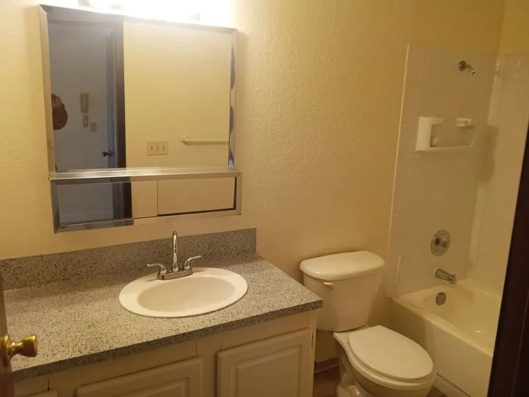 Windinbrook- North Seattle Spacious Studio — Photo 17