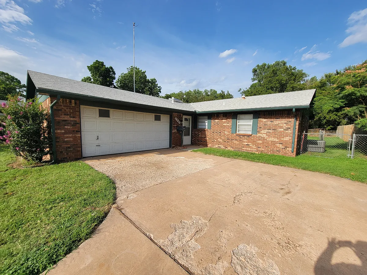 Building Photo - 3201 Chisholm Trl