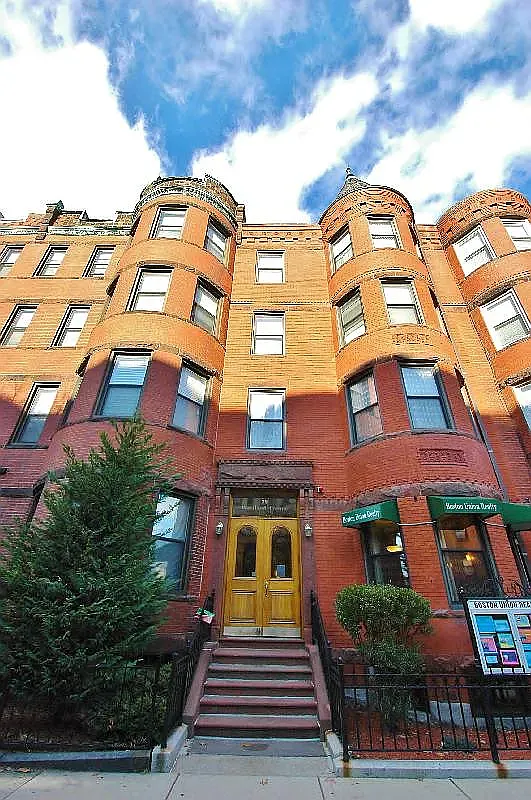 Studio, 350 sqft, $2,400 — Photo 4