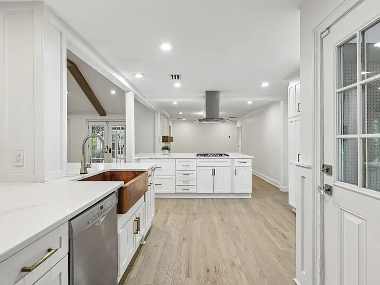 1905 Gainsborough Dr — Photo 25