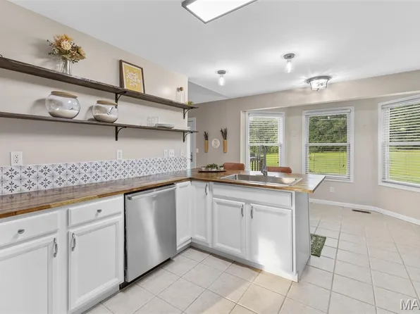 1036 Ridgewood Farms Rd, Farmington, MO 63640