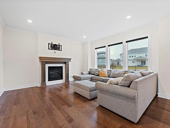 4th image of 334 NW Ambersham Dr