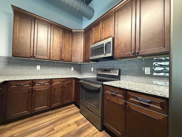 425 Broad St — Photo 9