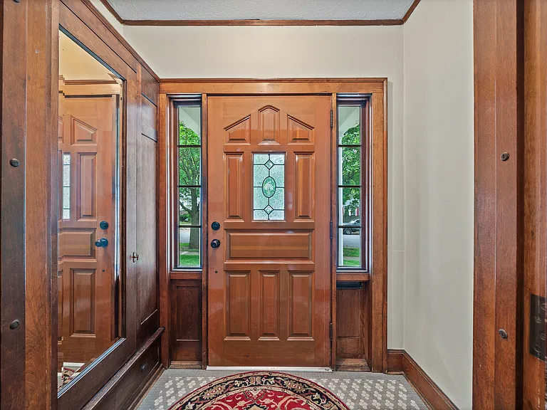 1105 Barnes St — Photo 1