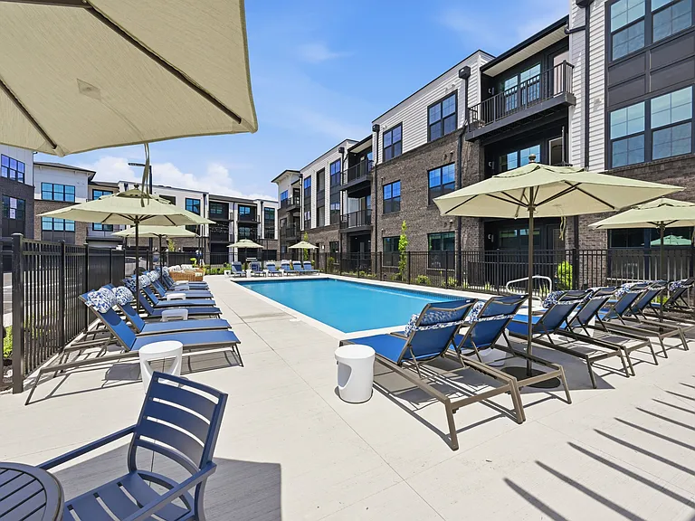 Wilshire Apartments — Photo 12