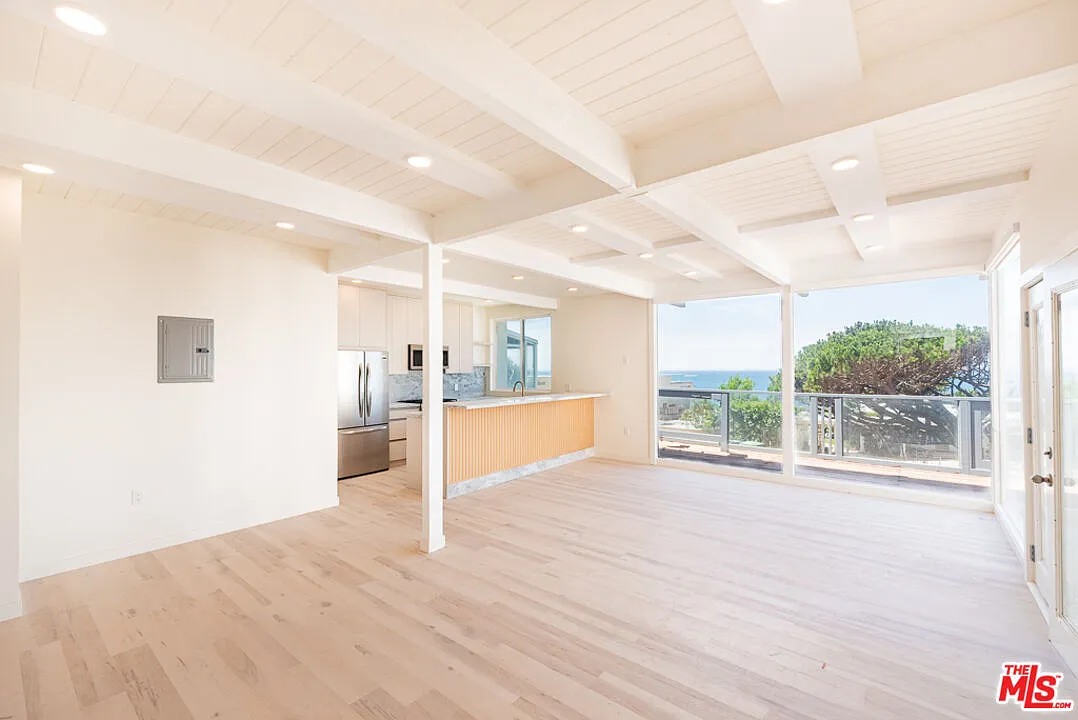 2 bed, 2.0 bath, 876 sqft, $8,500 — Photo 1
