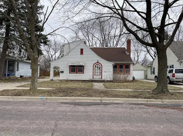 910 Wall St, North Mankato, MN 56003