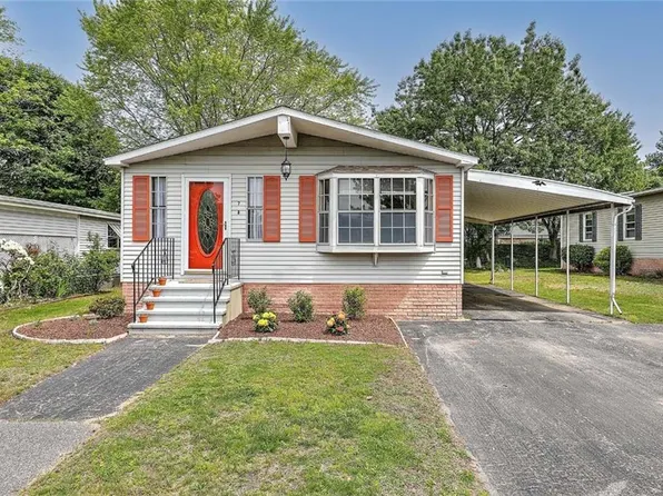 7 Queens Rd, Attleboro, MA 02703